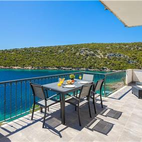 6 Bedroom Waterfront Villa with Pool in Uvala Ljubljeva near Trogir, Sleeps 12-13